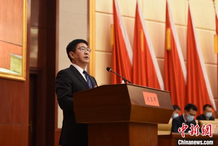 圖為青海省果洛州人民政府州長(zhǎng)葉萬彬作政府工作報(bào)告?！　《嘟馨盒?攝