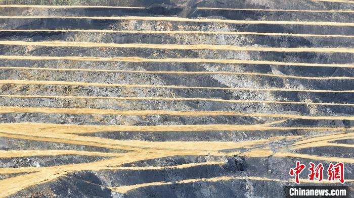 航拍圖為青海省海西蒙古族藏族自治州天峻縣木里礦區(qū)?！●R銘言 攝