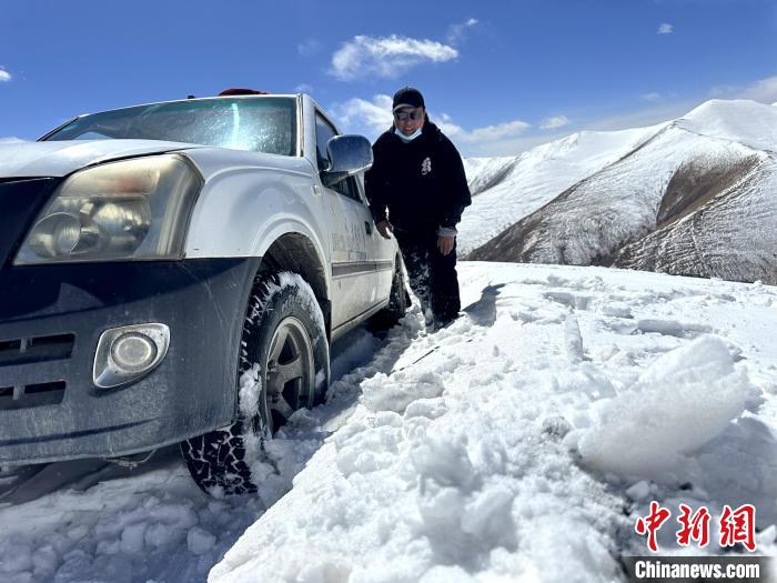 圖為生態(tài)管護人員準(zhǔn)備在雪地推車。　丁巴達(dá)杰 攝