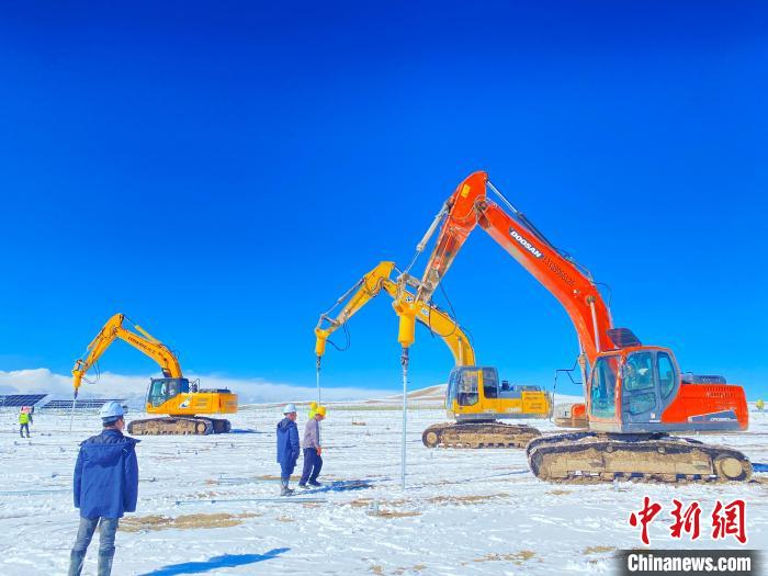 圖為雪中施工。資料圖 姜佳保供圖