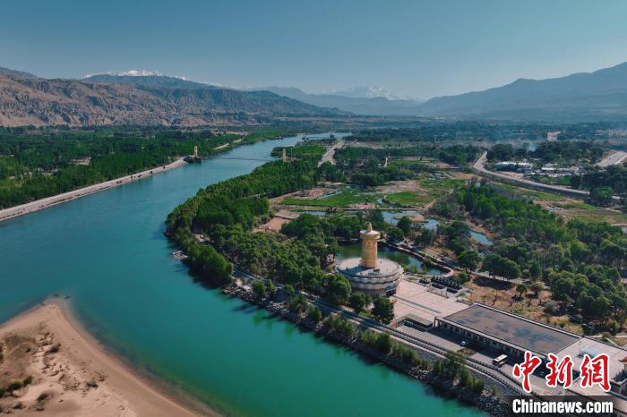 航拍青海貴德黃河岸畔綠意濃濃?！≮w凜松 攝