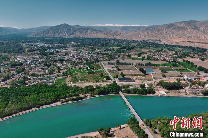 航拍青海貴德黃河岸畔綠意濃濃?！≮w凜松 攝