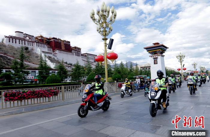 圖為2023年極地G219集結(jié)賽暨金卡納場(chǎng)地賽選手途經(jīng)拉薩布達(dá)拉宮?！∮文恋厍蚬﹫D