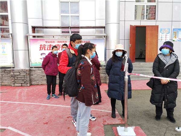 圖片默認(rèn)標(biāo)題_fororder_1、學(xué)生排隊(duì)進(jìn)入校園-攝影-左斌