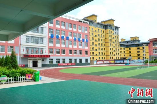 圖為化隆縣第一小學(xué)。　魯?shù)り枴z