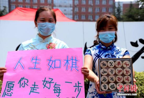 資料圖：2020年7月河南鄭州一高考考點(diǎn)，考生家長(zhǎng)送考 中新社記者 王中舉 攝