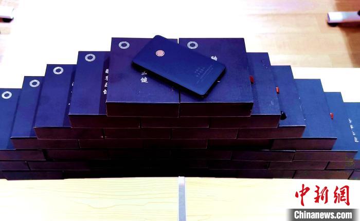 圖為西藏高山文化發(fā)展基金會(huì)向聶榮縣完全小學(xué)捐助的“電子健康體檢儀”?！∮谫e 攝