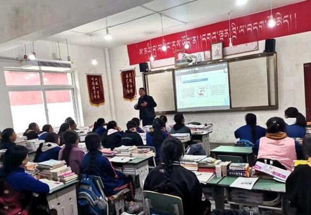 學(xué)生在免費(fèi)輔導(dǎo)班上課?！∧岈敵?攝