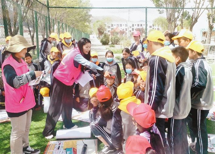 瓊結(jié)縣“四講四愛”宣講員在瓊結(jié)縣中學宣講。記者 段敏 攝.jpg