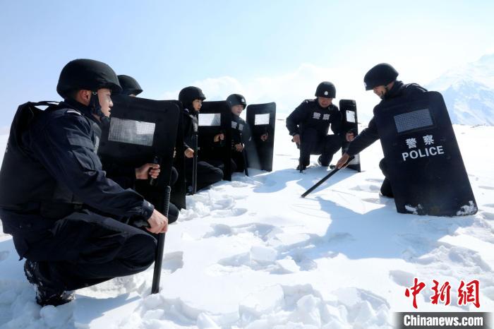 圖為扎西堅(jiān)參與隊(duì)友在巡邏途中?！≡鲌?jiān)參供圖