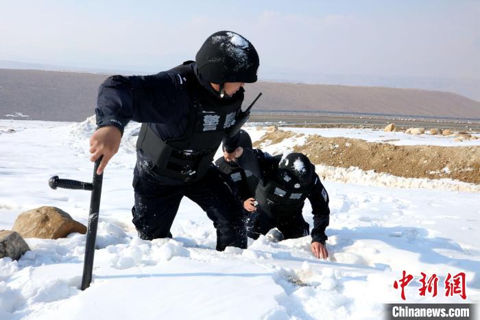 圖為扎西堅(jiān)參與隊(duì)友在巡邏途中。　扎西堅(jiān)參供圖