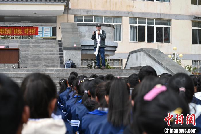 圖為西藏大學教授寧長春為中學生授課。　趙朗 攝