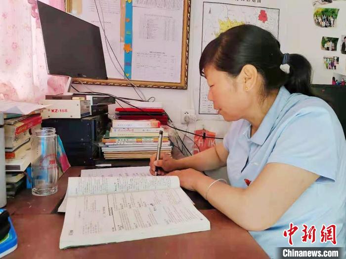 甘肅環(huán)縣“全能老師”堅守“麻雀學?！保簩W生在，我就在