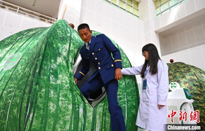 圖為參與完測試，消防員走出高壓氧倉?！≮w朗 攝