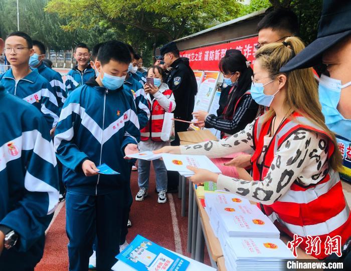 圖為西寧市法制宣傳進(jìn)校園?！∥鲗幨谐俏鲄^(qū)供圖