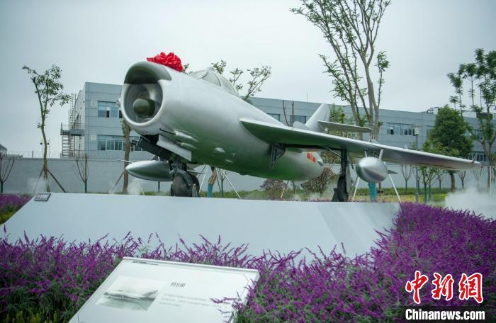 園林式戰(zhàn)斗機博物館內(nèi)展示的“殲5甲”飛機?！⒅铱?攝