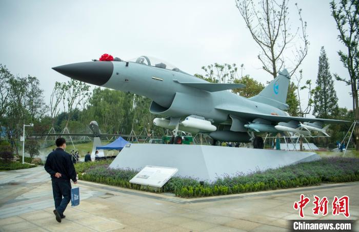 園林式戰(zhàn)斗機博物館內(nèi)展示的“殲10C”飛機?！⒅铱?攝