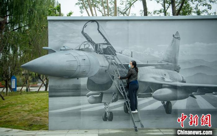 “猛龍出擊”互動墻前市民體驗登機場景?！⒅铱?攝