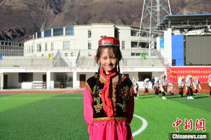 圖為加查縣安繞鎮(zhèn)小學回族學生馬萍?！∝暩聛硭?攝