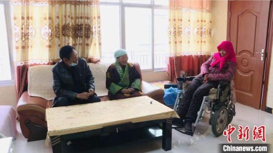 圖為仁欠卓瑪一家在房間里愉快的聊天。　都蘭縣委宣傳部 供圖 　　