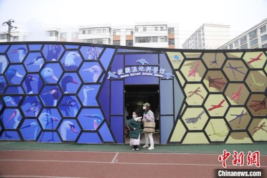 圖為西寧市第一中學(xué)濕地科普宣教館?！±罱瓕?攝