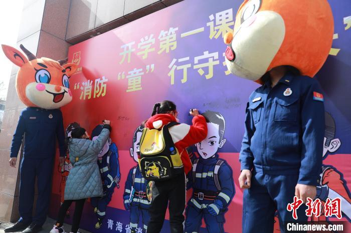 圖為開學第一課現場?！铨埥?攝