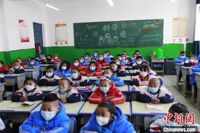 圖為正在上課的學生?！●R銘言 攝