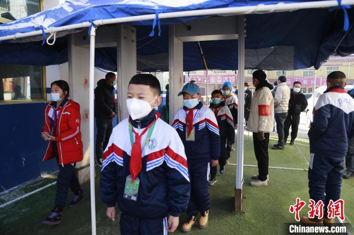 圖為學生測量體溫后進入校園?！●R銘言 攝