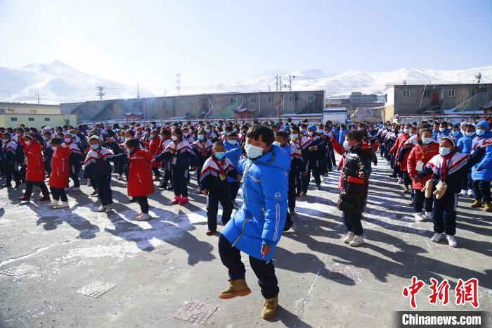 圖為學生跳起歡快的藏族舞蹈迎接新學期?！●R銘言 攝