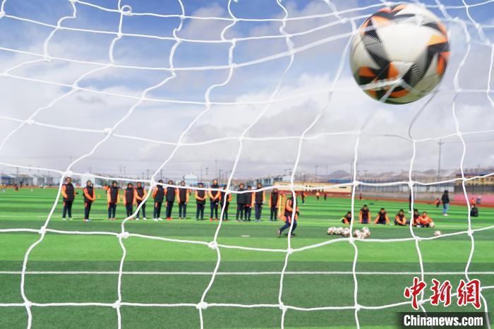 圖為孩子們進(jìn)行射門訓(xùn)練?！●R銘言 攝