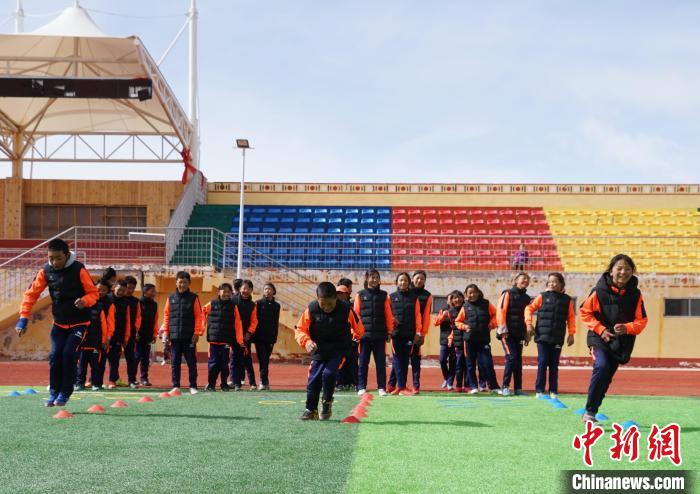 圖為孩子們正在進(jìn)行訓(xùn)練?！●R銘言 攝