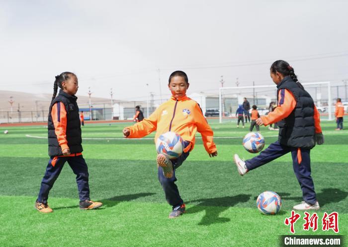 圖為孩子們進(jìn)行顛球訓(xùn)練?！●R銘言 攝