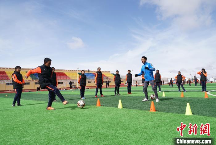 圖為孩子們正在進(jìn)行訓(xùn)練?！●R銘言 攝