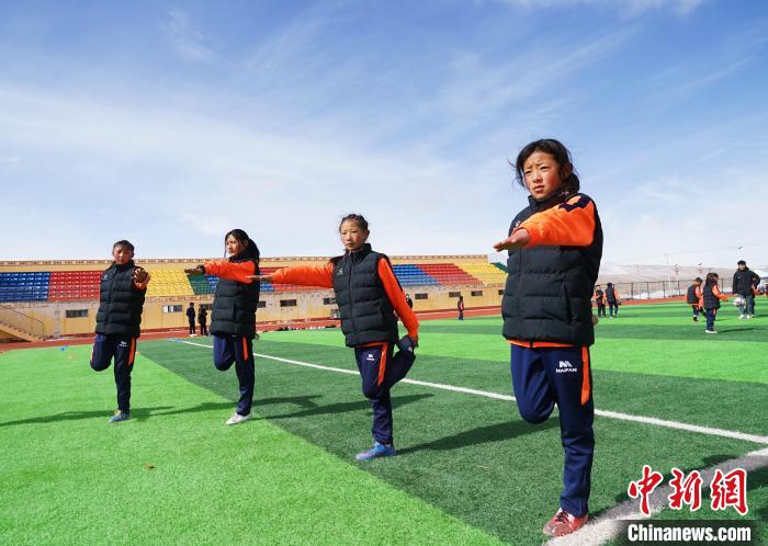 圖為孩子們正在熱身?！●R銘言 攝