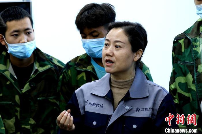 圖為李富香給與學(xué)生交流。(資料圖) 青海省教育廳供圖