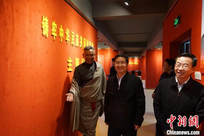 資料圖為參觀鑄牢中華民族共同體意識(shí)主題展?！『F龍 攝