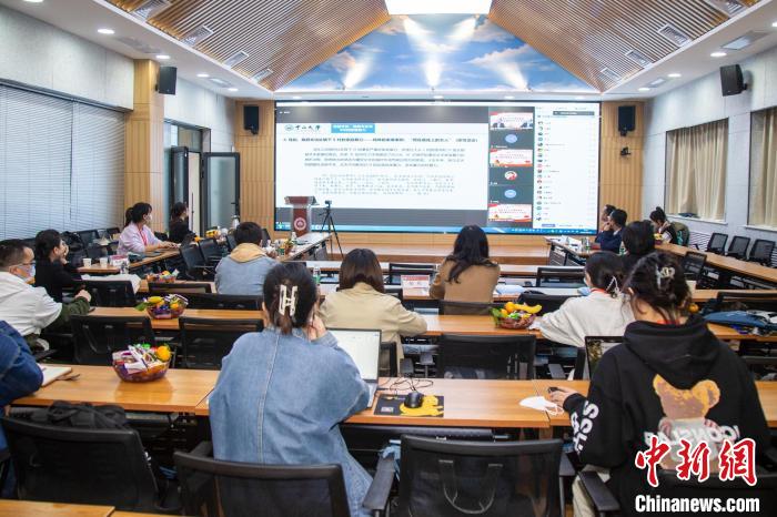 圖為論壇會(huì)議現(xiàn)場?！⊥瑬|放 攝