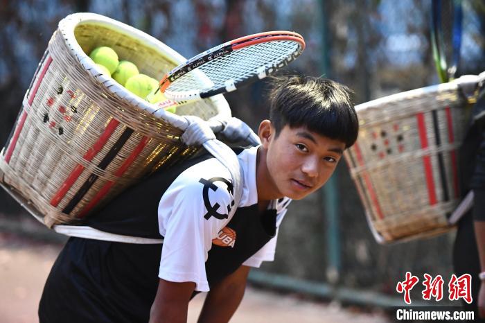 圖為“背簍少年”王發(fā)正在廊坊市體育館網(wǎng)球訓(xùn)練中心進(jìn)行訓(xùn)練?！∴嵆孔?攝