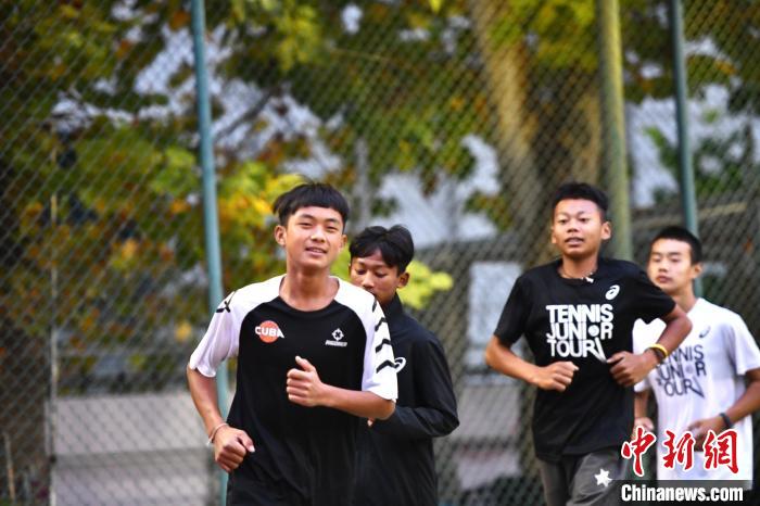 圖為王發(fā)和隊(duì)友們進(jìn)行體能訓(xùn)練?！∴嵆孔?攝