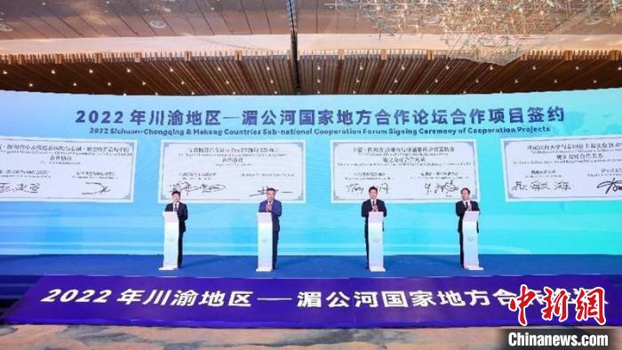 多個(gè)項(xiàng)目集中簽約。王宇 攝