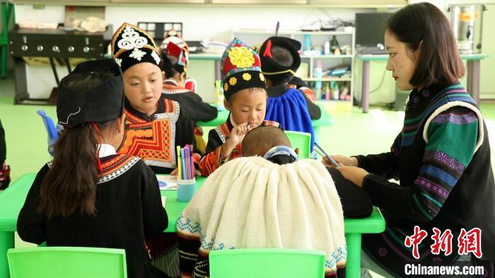 正在上課的學(xué)生?！√茊⒑?攝