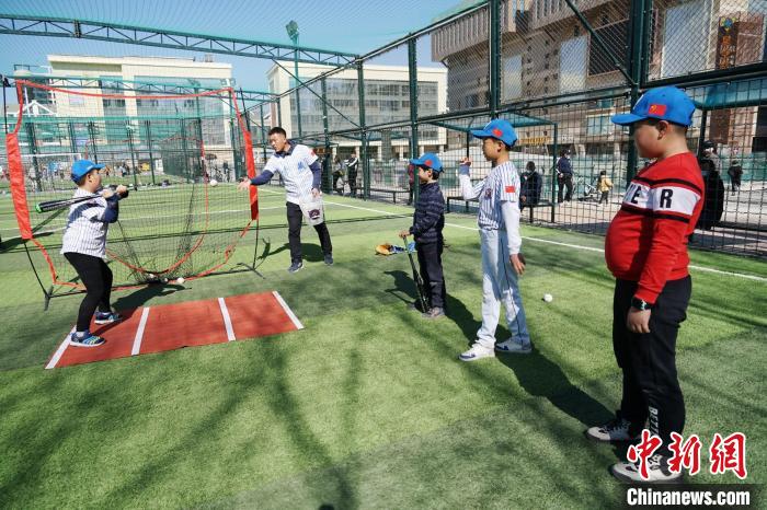 圖為小棒球手們進(jìn)行擊球訓(xùn)練?！●R銘言 攝