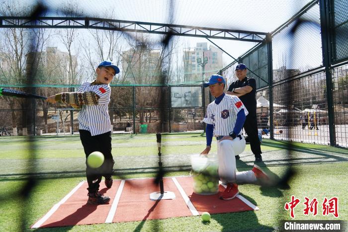 圖為教練指導(dǎo)小棒球手進(jìn)行擊球訓(xùn)練。　馬銘言 攝