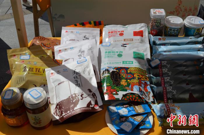推介活動上的農(nóng)特產(chǎn)品展示。　朱凌捷 攝