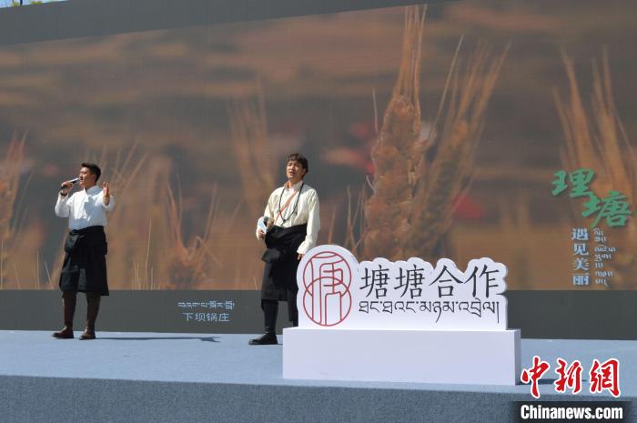 “康巴漢子”現(xiàn)場獻唱?！≈炝杞?攝