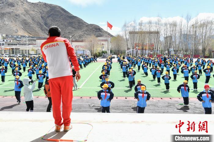 圖為學(xué)生在跳繩教練齊景龍的指導(dǎo)下做準(zhǔn)備運動?！∝暩聛硭?攝