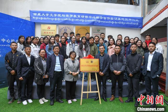 圖為揭牌儀式上合影?！∝暩聛硭?攝