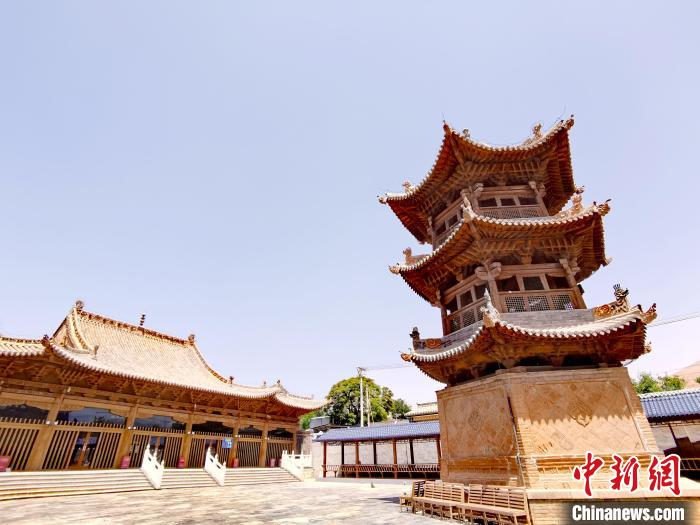 圖為阿河灘清真寺局部?！?zhí)砀?攝