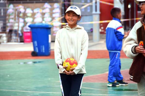 在高原上教孩子們打手球，“慢慢兒來(lái)，甭著急！”