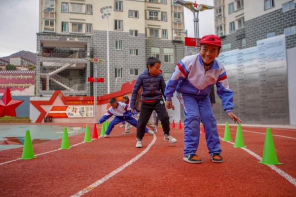 在高原上教孩子們打手球，“慢慢兒來(lái)，甭著急！”